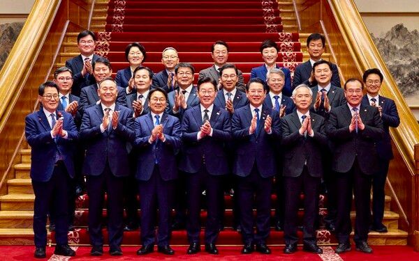 이재명 대통령이 9일&nbsp;광주·전남&nbsp;행정통합과 관련해 청와대 오찬 간담회에 참석한 강기정&nbsp;광주시장과 김영록&nbsp;전남지사, 지역 국회의원들과 함께 기념촬영을 하고 있다. [사진=연합뉴스/광주시 제공]