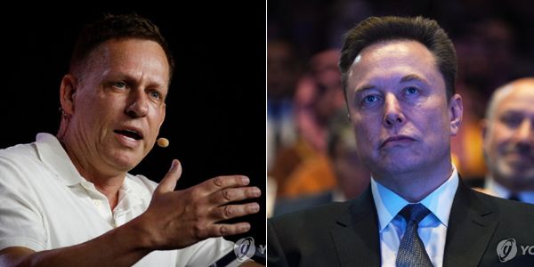 안병진 교수는 빅테크 지배보다 더 위험한 것은 일론 머스크(우), 피터 틸(좌), 알렉스 카프 등이 주도하는 '복고적 기술주의'라며, 이들의 중세주의적·여성 혐오적 성향이 사회 전반에 심각한 불안을 야기하고 있다고 분석했다. [사진=연합뉴스]