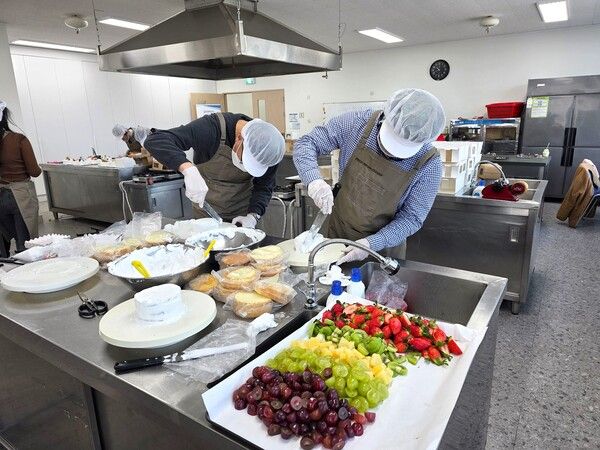 베이킹프렌즈봉사단원들이 지역아동센터에 전달할 케이크를 만들고 있다. / 사진=포스코