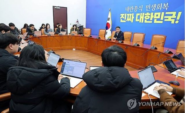 더불어민주당 한병도 신임 원내대표가 11일 국회에서 기자들과 간담회를 갖고 있다. [사진=연합뉴스]
