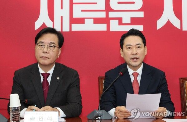 국민의힘&nbsp;장동혁&nbsp;대표(오른쪽)가 12일 서울 여의도 국회에서 열린 최고위원회의에서 발언하고 있다. [사진=연합뉴스]