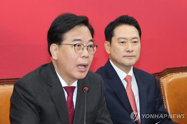 국민의힘&nbsp;송언석&nbsp;원내대표가 12일 서울 여의도 국회에서 열린 최고위원회의에서 발언하고 있다. 오른쪽은 장동혁 대표. [사진=연합뉴스]