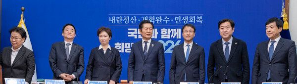 더불어민주당 정청래 대표와 한병도 원내대표, 최고위원들이 12일 국회에서 열린&nbsp;최고위원회의에 입장해 인사하고 있다. [사진=연합뉴스]