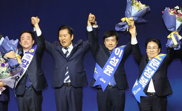 더불어민주당 정청래 대표가 11일 국회 의원회관에서 열린 더불어민주당 최고위원 보궐선거 후보자 합동연설회에서 최종 선출된 3인의 최고위원과 함께 손을 들어 인사하고 있다. 오른쪽부터 문정복, 이성윤, 정 대표, 강득구 최고위원. [사진=연합뉴스]