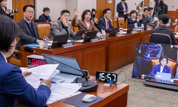 &nbsp;12일 국회에서 열린 법제사법위원회 전체 회의에서 국민의힘&nbsp;법사위원들이 이날 회의에 상정된 2차 종합특검 법안 처리를 반대하는 의사를 밝히고 있다.[사진=연합뉴스]