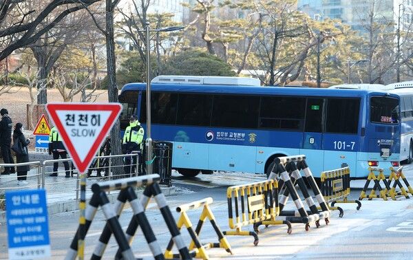 &nbsp;윤석열&nbsp;전 대통령이 탄 것으로 추정되는 호송차가 13일 서울 서초구 서울중앙지방법원으로 들어서고 있다. [사진=연합뉴스]