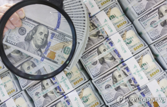원·달러 환율이 1500원 선을 위협하는 고환율 국면이 장기화되면서, 2월 원·달러 환율이 추가로 상승할 가능성이 크다는 전망이 한 달 사이 뚜렷하게 늘어난 것으로 나타났다. 사진=연합뉴스