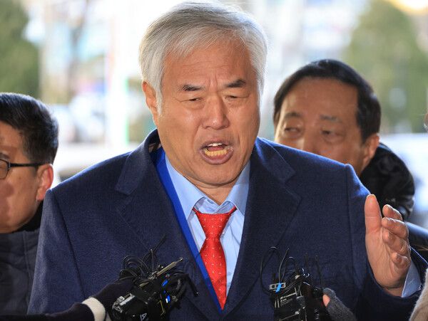 &nbsp;사랑제일교회&nbsp;전광훈&nbsp;목사가 13일 서울서부지방법원에서 열린 구속 전 피의자 심문에 출석하며 기자의 질문에 답하고 있다. [사진=연합뉴스]