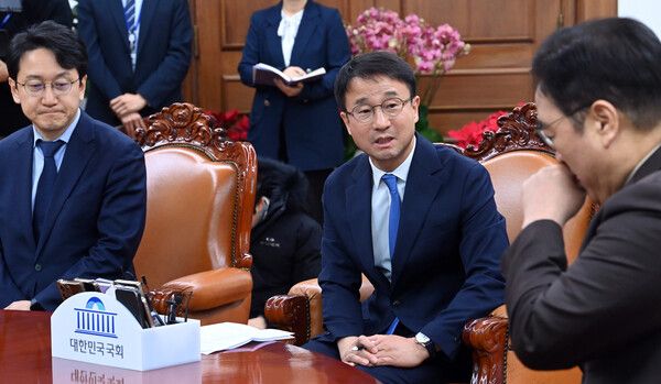 더불어민주당 한병도 신임 원내대표(가운데)가 12일 국회에서 우원식 국회의장을 예방, 얘기를 나누고 있다. 왼쪽은 천준호 신임 원내운영수석부대표.