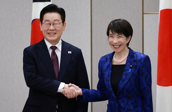 이재명&nbsp;대통령과 다카이치 사나에 일본 총리가 13일 일본 나라현 정상회담장에서 확대 회담에 앞서 악수하고 있다. [사진=연합뉴스]