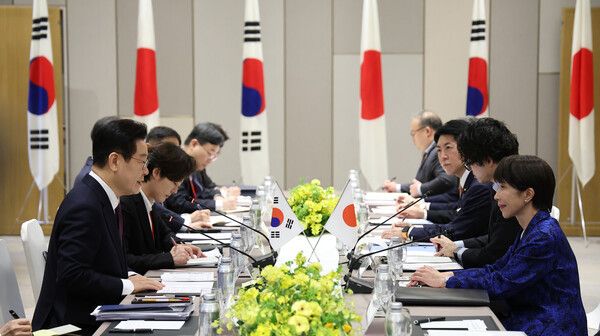 이재명&nbsp;대통령과 다카이치 사나에 일본 총리가 13일 일본 나라현 정상회담장에서 확대 회담을 하고 있다. [사진=연합뉴스]
