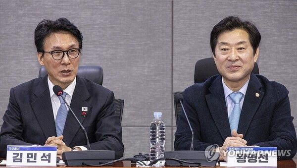 충남ㆍ대전 통합을 위한 지역 국회의원 간담회에서 발언하는&nbsp;김민석&nbsp;총리 사진 오른쪽은 황명선 민주당 충청특위 상임위원장 [사진=연합뉴스]