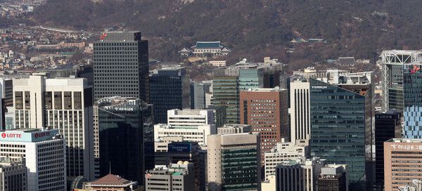 서울 남산에서 내려다본 청와대 등 관공서와 대기업이 몰려 있는 도심 [사진=연합뉴스]