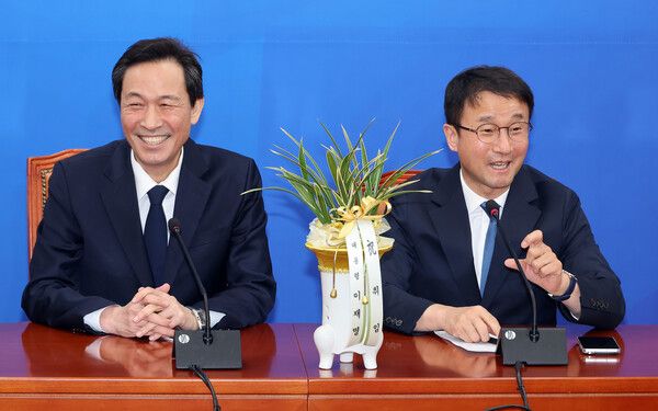 더불어민주당 한병도 신임 원내대표(오른쪽)가 12일 국회에서 취임 인사차 방문한&nbsp;우상호&nbsp;청와대 정무수석을 만나 얘기를 나누고 있다. [사진=연합뉴스]