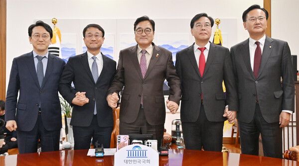 우원식 국회의장(가운데)과 더불어민주당 한병도 원내대표(왼쪽 두번째), 국민의힘 송언석 원내대표(오른쪽 두번째)가 14일 에 참석해 기념 촬영하고 있다. 왼쪽은 더불어민주당 천준호 원내운영수석부대표, 오른쪽은 국민의힘 유상범 원내운영수석부대표. [사진=연합뉴스]