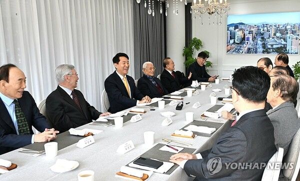 오세훈&nbsp;서울시장이 12일 서울 한남동 파트너스하우스에서 국민의힘 상임고문단과 신년간담회를 하고 있다. [사진=연합뉴스]