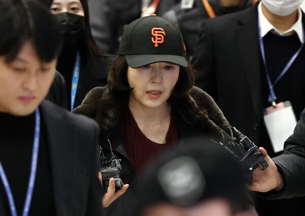 2022년 지방선거 국면에서 더불어민주당 소속이던 강선우 의원에게 '공천헌금' 1억원을 전달한 의혹을 받는&nbsp;김경&nbsp;서울시의원이 11일 인천국제공항 1터미널을 통해 입국하며 취재진 질문에 답하고 있다. [사진=연합뉴스]