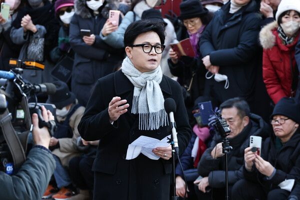 국민의힘&nbsp;한동훈&nbsp;전 대표가 지난해 12월 3일 서울 여의도 국회도서관 앞 쪽문에서 12ㆍ3 비상계엄 1주년 관련 기자회견을 하고 있다. [사진=연합뉴스]