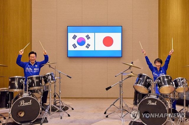 이재명 대통령과 다카이치 사나에 일본 총리가 13일 일본 나라현에서 정상회담 후 환담장에서 드럼 합주를 하고 있다. 양 정상은 '케이팝 데몬 헌터스'의 주제가 '골든'과 BTS의 히트곡 '다이너마이트'에 맞춰 드럼을 함께 연주했다. 다카이치 총리는 학창 시절 헤비메탈 록밴드 드러머로 활동했다. 2026.1.13 [사진=공동취재 제공]