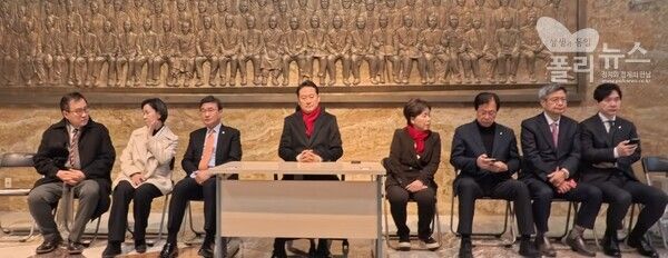 장동혁 국민의힘 대표가 15일 여의도 국회 로텐더홀에서 통일교·금품수수 의혹 특검법 통과를 요구하며 단식에 돌입했다. [폴리뉴스]