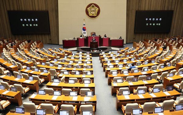 개혁신당 천하람 원내대표가 15일 국회에서 열린 2026년 1월 임시국회 1차&nbsp;본회의에서 '윤석열ㆍ김건희에 의한 내란ㆍ외환 및 국정농단 행위의 진상규명을 위한 특별검사 임명 등에 관한 법률안'에 대해 무제한 토론하는 가운데 여야 의원들의 빈자리가 눈에 띄고 있다. [사진=연합뉴스]
