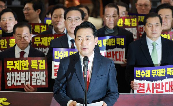 국민의힘&nbsp;장동혁&nbsp;대표가 15일 본회의를 앞두고 국회 로텐더홀에서 '더불어민주당 2차 종합특검법 강행처리 규탄대회'를 하며 발언하고 있다. [사진=연합뉴스]