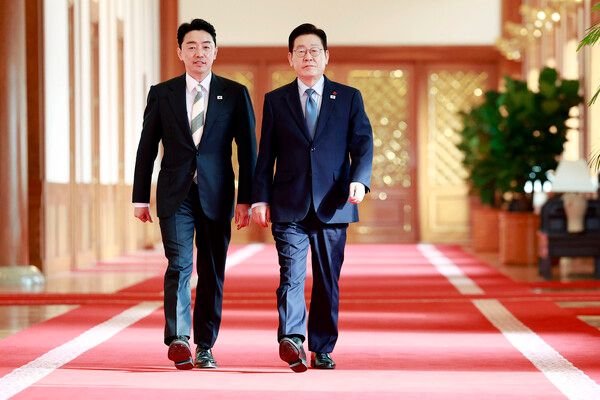 이재명&nbsp;대통령과 강훈식 비서실장이 15일 청와대에서 열린 수석보좌관회의에 입장하고 있다. [사진=연합뉴스]