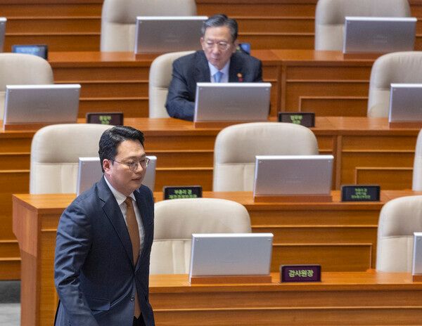 15일 국회에서 열린 2026년 1월 임시국회 1차 본회의에 2차 종합특검법이 상정되자 이를 반대해 개혁신당&nbsp;천하람&nbsp;의원이 무제한 토론(필리버스터)를 하기 위해 발언대로 이동하고 있다. [사진=연합뉴스]