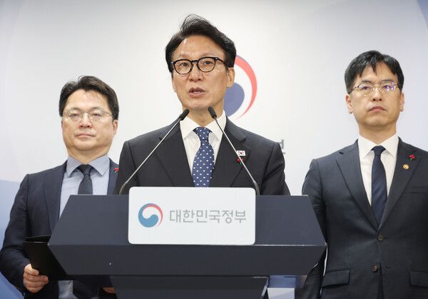 김민석&nbsp;국무총리가 16일 서울 종로구 정부서울청사에서 행정통합 인센티브와 관련해 브리핑을 하고 있다. [사진=연합뉴스]