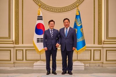 어기구 국회 농해수위위원장(오른쪽)이 이재명 대통령(왼쪽)과 함께 포즈를 취하고 있다. [사진=의원실 제공]