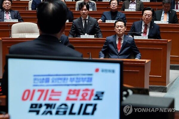 장동혁 국민의힘 대표가 15일 국회에서 열린&nbsp;의원총회에 참석했다. [사진=연합뉴스]