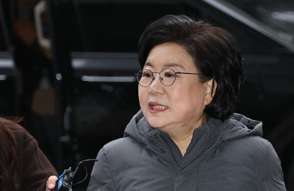 &nbsp;이혜훈&nbsp;기획예산처 장관 후보자가 16일 서울 중구 예금보험공사에 마련된 인사청문회 준비 사무실로 출근하며 취재진 질문에 답하고 있다. [사진=연합뉴스]