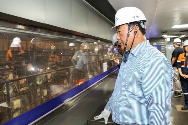 철강포럼 대표를 맡고 있는 어기구 국회 농해수위 위원장이 포스코 공장을 방문해 현장을 살피고 있다. [사진=의원실 제공]