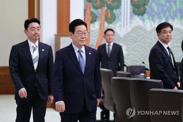 이재명 대통령이 15일 청와대에서 열린 수석보좌관회의에 입장하고 있다 [사진=연합뉴스]