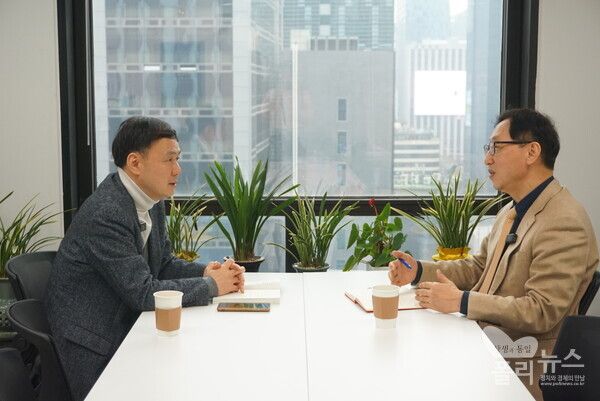 폴리뉴스 전규열 정치경제 본부장이 지난 1월 15일 윤태성 KAIST 교수와 AI 기술 진화와 인간의 대응을 주제로 인터뷰를 하고 있다. 사진=권은주 기자&nbsp;