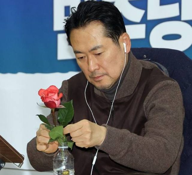 국민의힘 장동혁 대표가 '단식 4일째'가 되는18일 국회 로텐더홀에서 지지자들이 보낸 응원의 꽃을 꽂고 있다. [사진=연합뉴스]