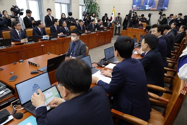 19일 서울 여의도 국회에서 열린 재정경제기획위원회 전체회의에서 여야 의원들이 청문회 개최 여부를 두고 설전을 벌이고 있다. [사진=연합뉴스]