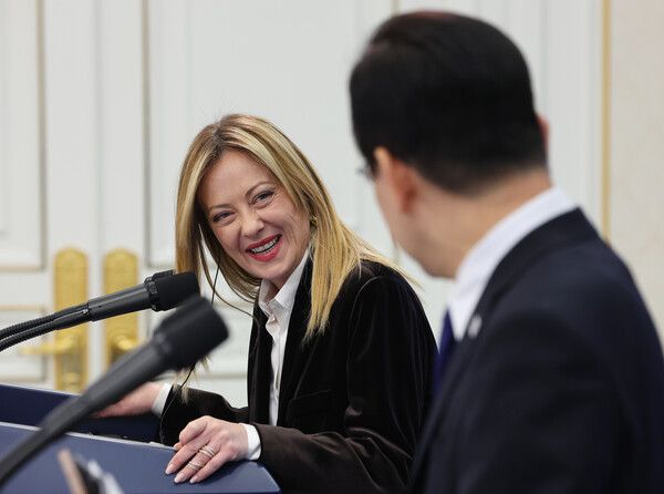 조르자 멜로니 이탈리아 총리가 19일 청와대에서 열린 한-이탈리아 정상 공동언론발표에서&nbsp;이재명&nbsp;대통령 발언을 듣고 있다. [사진=연합뉴스]