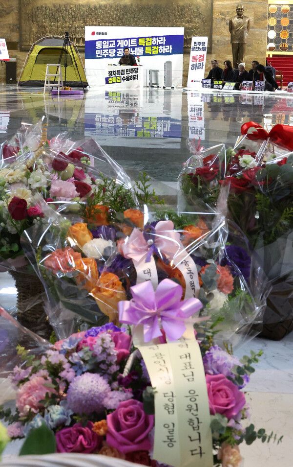 국민의힘 장동혁 대표가 더불어민주당에 통일교·공천헌금 '쌍특검' 수용을 요구하며 단식 투쟁을 나흘째 이어가고 있는 18일 국회 로텐더홀에 장 대표를 응원하는 꽃바구니가 배달되어 있다. [사진=연합뉴스]