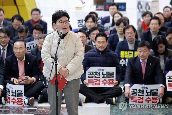 국민의힘&nbsp;임이자&nbsp;의원이 19일 국회 로텐더홀에서 열린 더불어민주당에 통일교·공천헌금 '쌍특검' 수용을 요구하는 규탄대회에 참석해 발언하고 있다. [사진=연합뉴스]