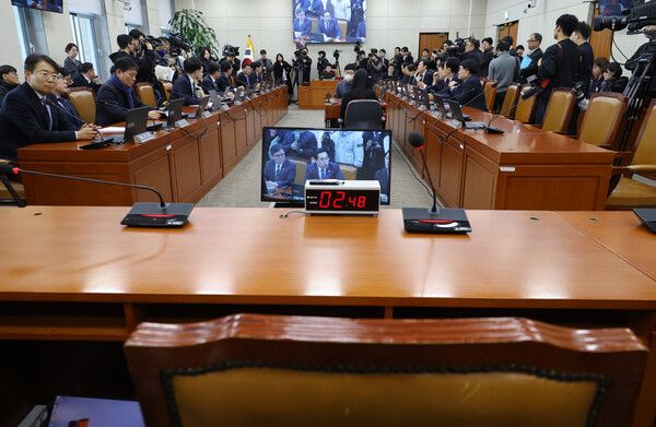 &nbsp;19일 서울 여의도 국회에서 열린 재정경제기획위원회 전체회의에&nbsp;이혜훈&nbsp;기획예산처 장관 후보자 좌석이 비어 있다.&nbsp;이날 재정기획위에서는&nbsp;이혜훈&nbsp;후보자 인사청문회가 열리기로 예정돼 있었지만, 청문 자료 제출을 둘러싼 여야 갈등으로 전체회의는 개회한 채 인사청문회 상정이 되지 않아 청문회가 열리지 못하고 있다. [사진=연합뉴스]