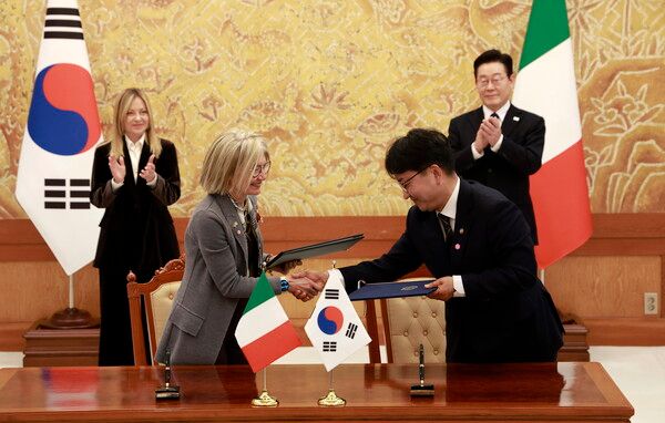 이재명 대통령과 조르자 멜로니&nbsp;이탈리아&nbsp;총리가 참석한 가운데 19일 청와대에서 김광용 행정안전부 재난안전관리본부장과 에밀리아 가토 주한&nbsp;이탈리아&nbsp;대사가 시민보호 협력 양해각서를 체결한 뒤 악수하고 있다. [사진=연합뉴스]