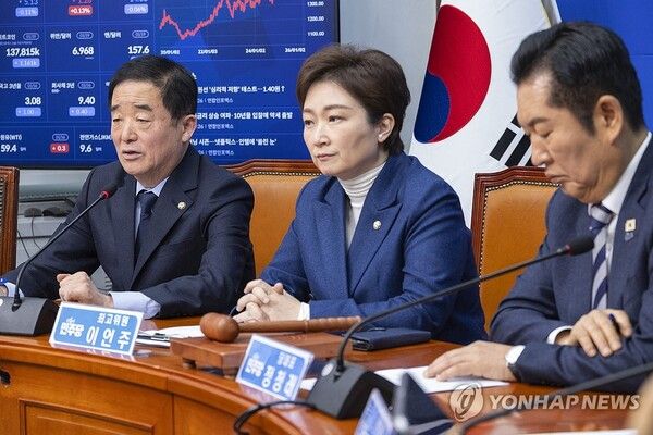 더불어민주당 강득구 최고위원(왼쪽)이 19일 국회에서 열린 최고위원회의에서 발언하고 있다. [사진=연합뉴스]