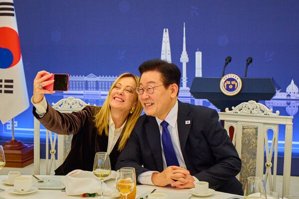 조르자 멜로니 이탈리아 총리가 19일 청와대에서 열린 공식 오찬에서&nbsp;이재명&nbsp;대통령이 선물한 삼성 갤럭시 Z플립7로 기념촬영을 하고 있다. [사진=연합뉴스]