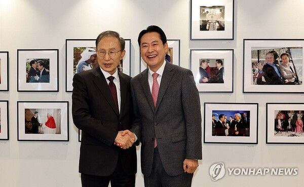 국민의힘&nbsp;장동혁&nbsp;대표가 2일 서울 서초구 영포빌딩에서 이명박 전 대통령을 만나 기념 촬영하고 있다. 2026.1.2 [국회사진기자단]&nbsp;
