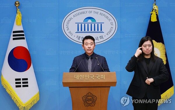 더불어민주당 박정 의원이 2일 국회 소통관에서 원내대표 보궐선거 출마를 선언하고 있다. [사진=연합뉴스]