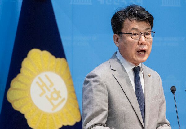 &nbsp;더불어민주당&nbsp;진성준&nbsp;의원이 지난 달 31일 국회에서 원내대표 보궐선거 출마 기자회견을 하고 있다. [사진=연합뉴스]