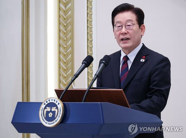 이재명 대통령이 2일 청와대 영빈관에서 취임후 첫 청와대 신년인사회를 가졌다. 이재명 대통령이 5부요인, 경제단체장 등이 참석한 가운데 2026년 신년 인사회에서 인사말을 하고 있다 [사진=연합뉴스]