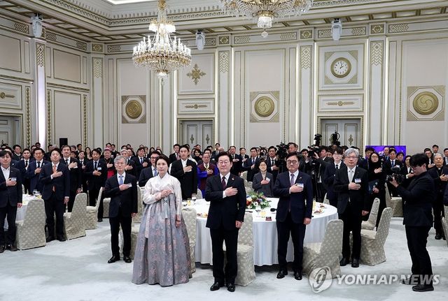 이재명 대통령이 2026년 1월2일 취임 후 첫 청와대 신년인사회를 가졌다. 5부요인, 경제단체장, 정치권에서 참석했고, 국민의힘은 불참했다. [사진=연합뉴스]