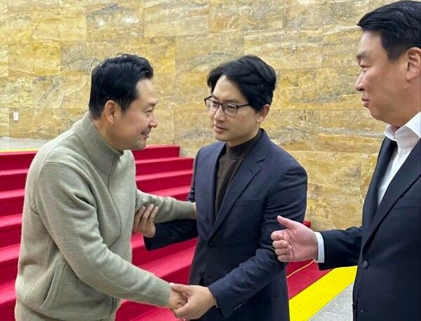 김병욱 포항시장 출마 예정자가 20일 단식 투쟁 6일째를 이어가고 있는 장동혁 국민의힘 대표를 방문해 응원과 위로를 전하고 있다. / 사진=김병욱 포항시장 출마 예정자